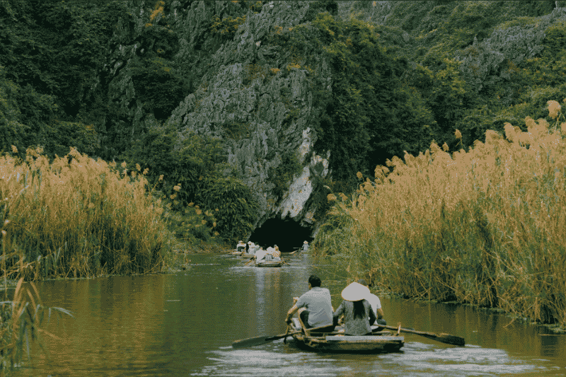 navegar en barca por la laguna van long en ninh binh (fuente aucoeurvietnam)