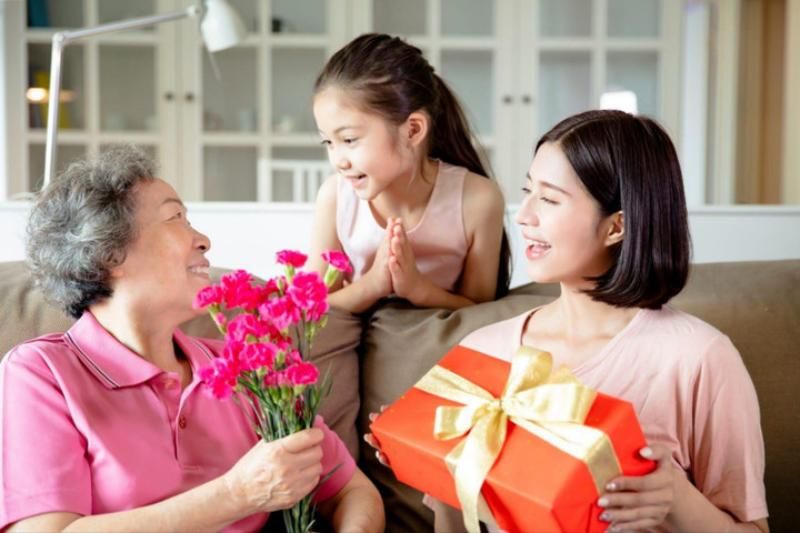 offrir des fleurs comme les cadeaux pour les femmes vietnamiennes