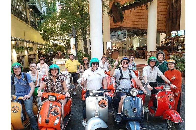 une balade en vespa (notre guide francophone hieu nhan)