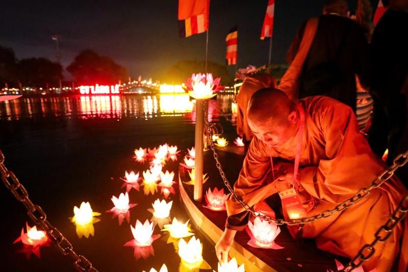 cérémonie de lâcher des lanternes pour la paix dans le monde, organisée dans la soirée du 6 mai à l’académie bouddhique, à hô chi minh-ville
