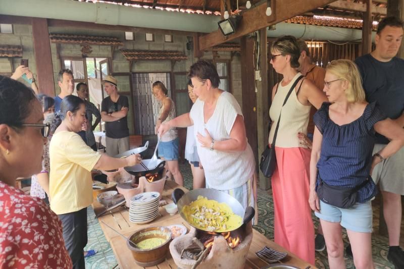 préparer des bánh xèo authentiques (source : le homestay Ut Trinh)