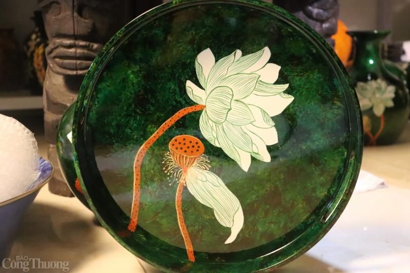 Motif de lotus raffiné en laque (source : le journal de Cong Thuong)