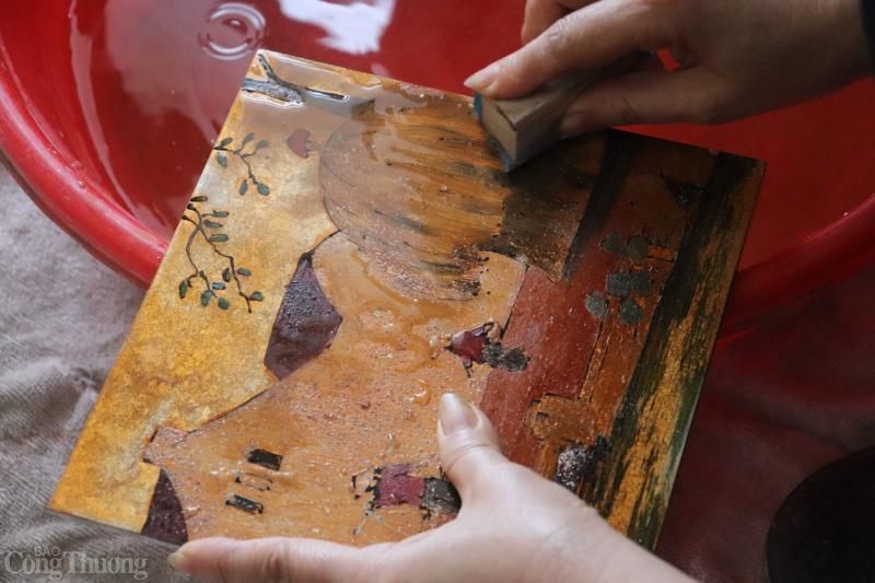 tableau en laque raffiné dans un style coupe à souffle (source : le journal de Cong Thuong)