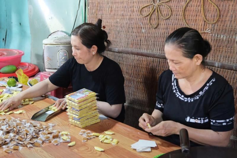 la fabrication de bonbons à la noix de coco (Hieu Tuyen)