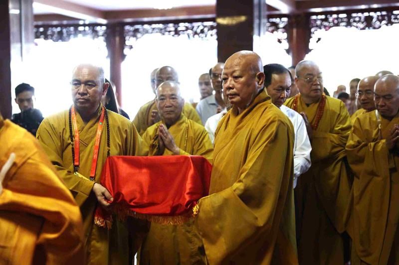 le conseil de l'Église bouddhiste du vietnam de hô chi minh-ville a présenté la relique du cœur du bodhisattva thích quảng Đức au việt nam quốc tự