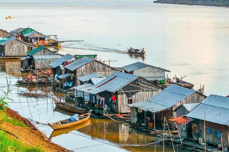 le paysage paisible à kratie dans le circuit cambodge