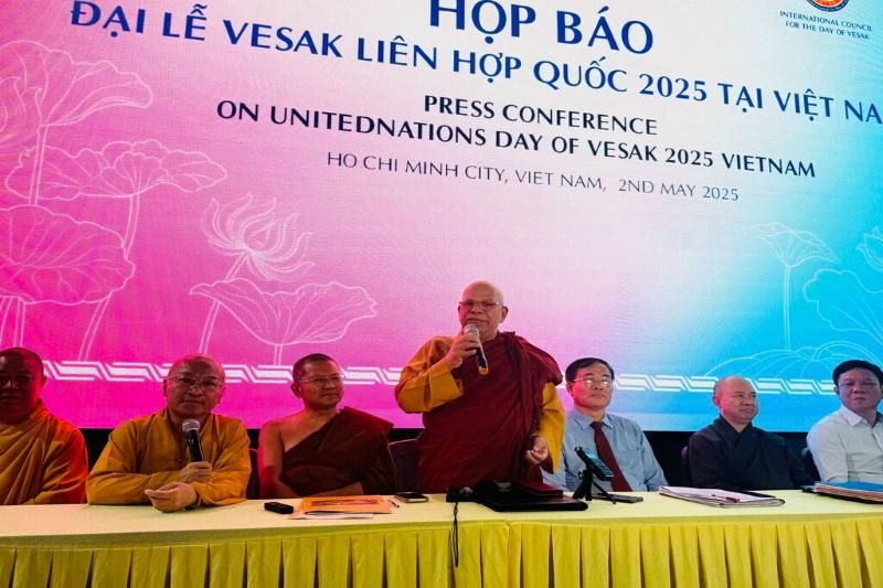 le vénérable tampalawela dhammaratana s'exprime lors de la conférence de presse sur le vesak 2025.