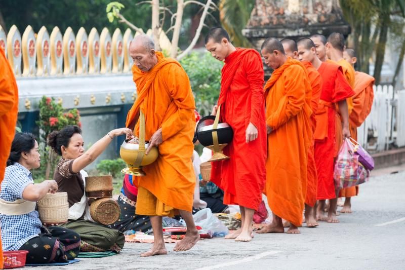 les moines en robe safran marchant dans les rues au petit matin