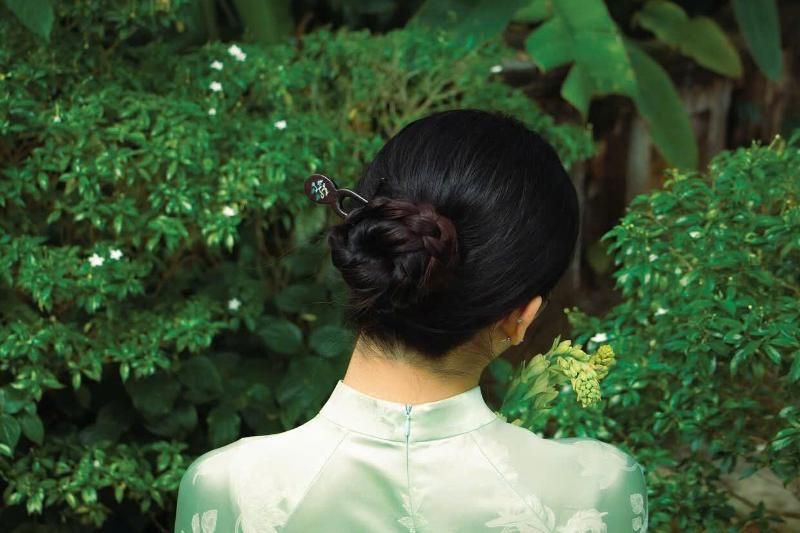 Les épingles à cheveux incrustés de nacre modernes associés aux vêtements traditionnels vietnamiens, attirent de nombreux jeunes (source : mun_artisan)