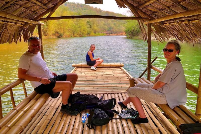Pu Luong Jungle Lodge - faire une balade en radeau de bambou. Source : pulongjunglelodge.com