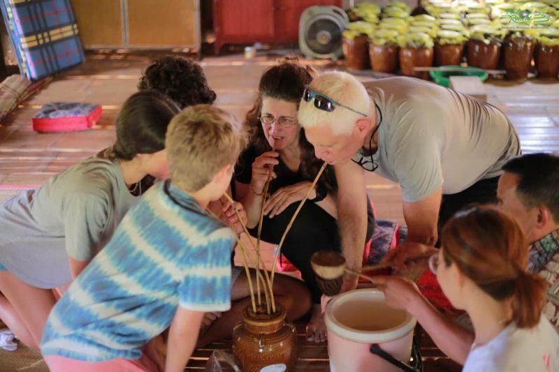 Pu luong Retreat - faire du ruou can avec les habitants loacaux. Source booking