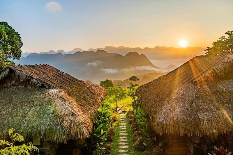 pu luong retreat - le toit en paille apporte une fraîcheur naturelle. source booking.com