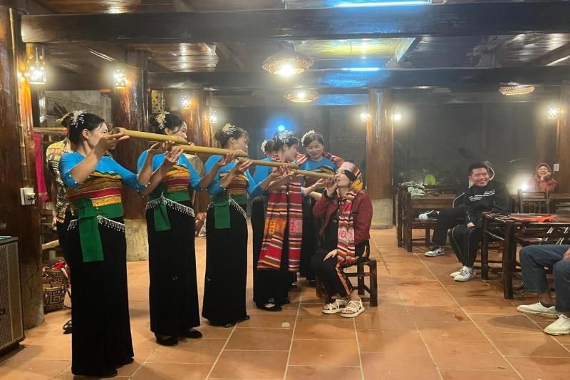 Pu Luong Serenity Lodge - boire de l'alcool avec une paille en bambou. Source : booking.com