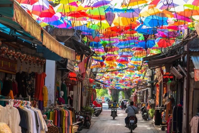 die berühmte Straße der Regenschirme (Quelle: thời báo ngân hàng)