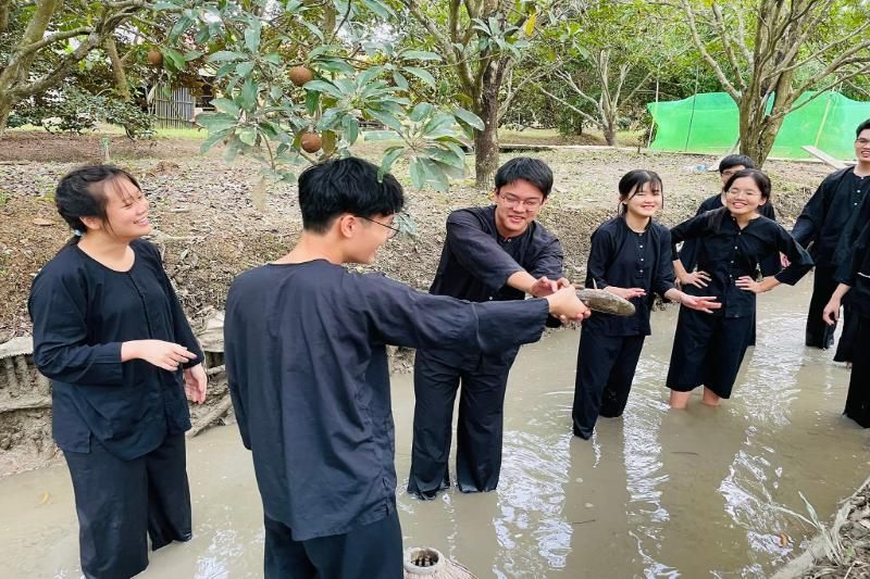 une activité dynamique entre des amis (source : le homestay Ut Trinh)