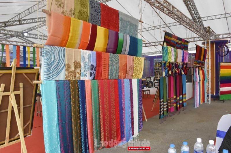 Seide aus Vạn Phúc wird auf dem Markt der 31. Sea Games präsentiert (Quelle: laodongthudo)