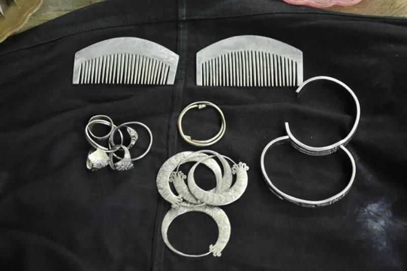 les peignes ornés des Hmong