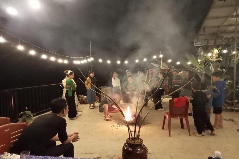 Pu Luong Serenity Lodge - boire de l'alcool avec une paille en bambou. Source : Pu Luong Serenity Lodge