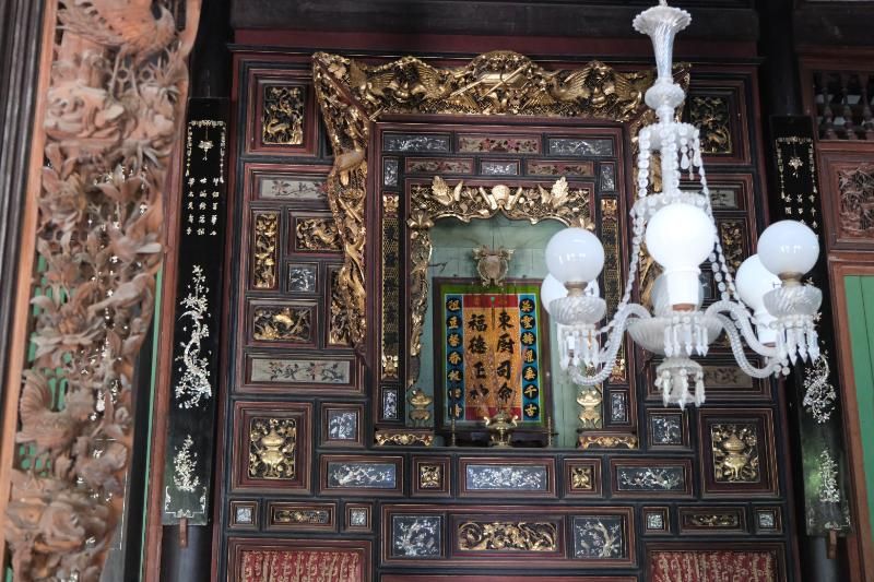 À l’intérieur, tout est en bois sculpté avec finesse par des artisans talentueux