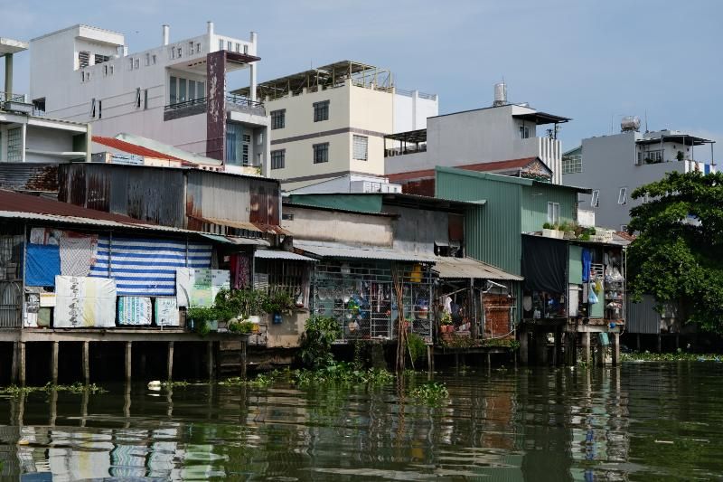 des maisons sur pilotis au bord du fleuve mekong