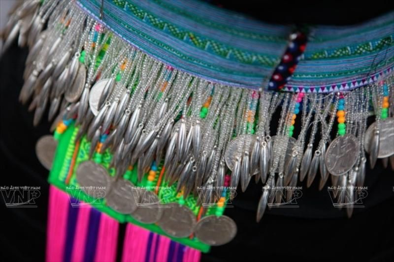 la ceinture des femmes hmong verts est ornée de nombreux grelots en argent et de pièces de monnaie- photo thông thiện