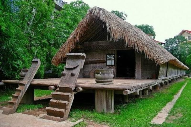 la maison longue des Ê Đê (source : le journal de Đại đoàn kết)