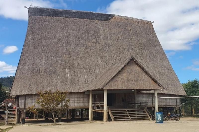 la maison rông au village kon so lah à Gia Lai (source : le journal de Thanh nien)