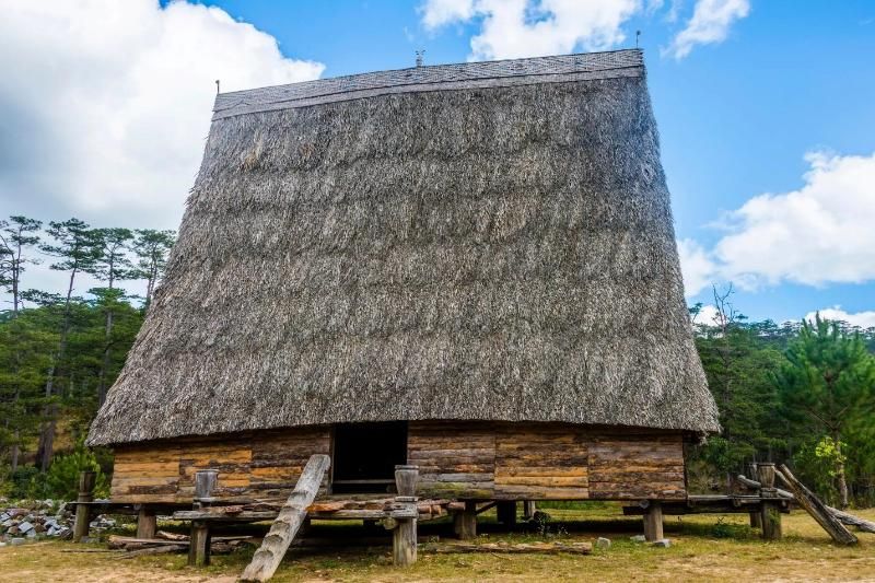 la maison traditionnelle chez les Ba Na (source : Dan Viet)