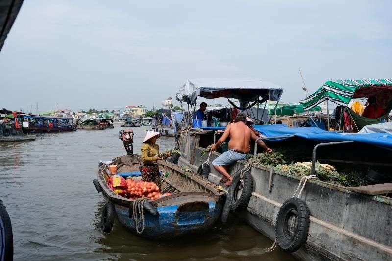 la vie fluvial sur le marché flottant
