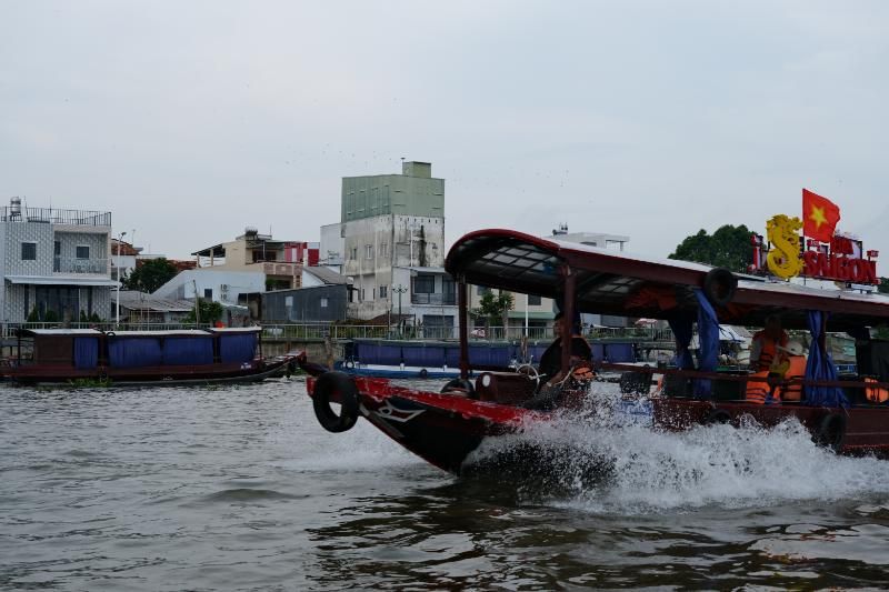 le bateau -taxi est toujours prêt à vous emmener à la découverte du marché flottant