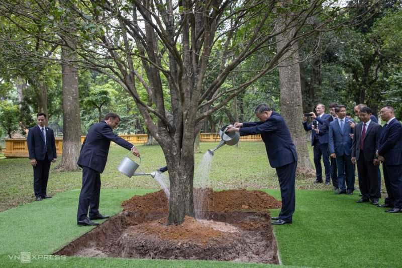 le président emmanuel macron a planté un arbre de l’amitié dans l’enceinte du site historique dédié au président hô chi minh.