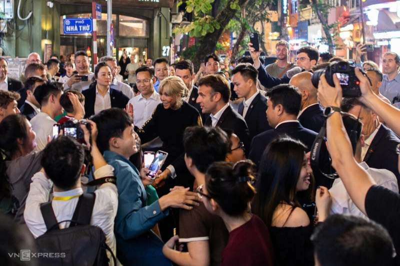 le président macron et son épouse ont fait une promenade d’environ 45 minutes dans le vieux quartier de hanoï