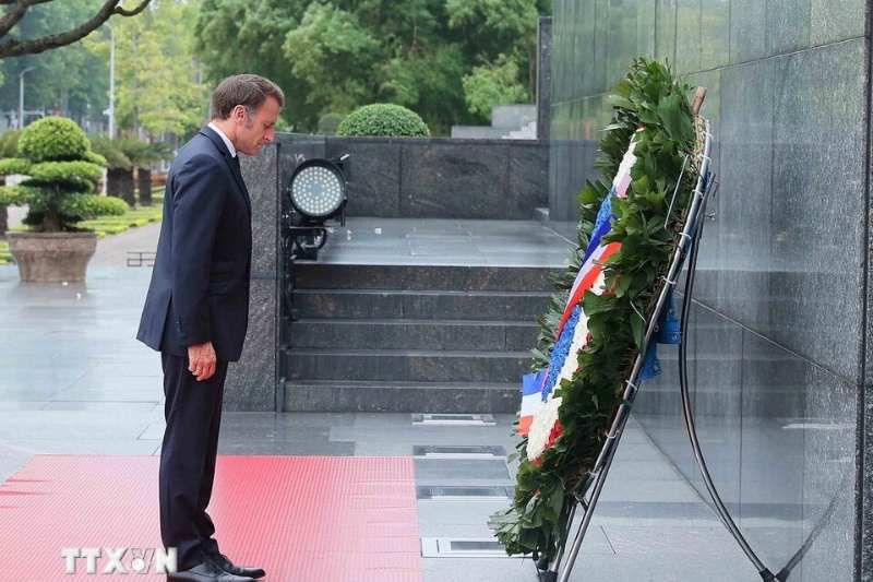 le président macron s’est rendu au mausolée de ho chi minh