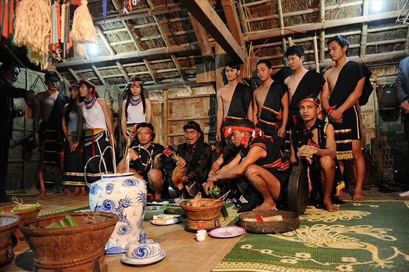 les Co réalisent le rituel du riz nouveau dans leur maison longue traditionnelle (source : le journal de Dan toc)