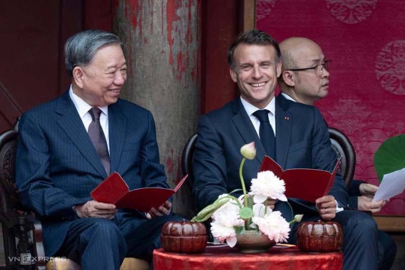 les dirigeants ont assisté à une représentation de musique de cour de huế