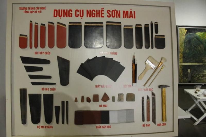les outils utilisés pour le travail de la laque traditionnelle sont exposés au centre d’échanges culturels du vieux quartier de hanoï - tuổi trẻ online