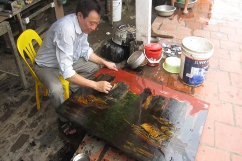 l’étape de polissage pour obtenir une œuvre de laque complète - photo công an nhân dân