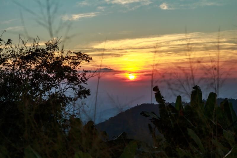 lever de soleil sur une mer de brume à khao krajom