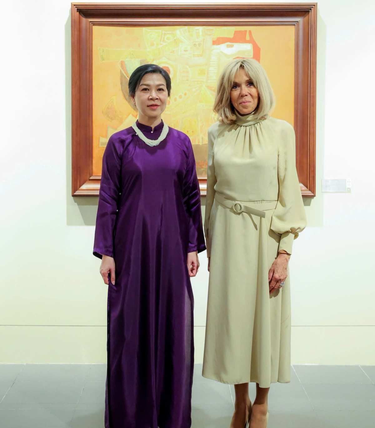 madame ngô phương ly et madame brigitte macron ont visité le musée des beaux-arts du vietnam