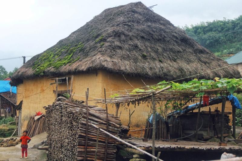la maison en torchis des Ha Nhi (source : le journal de Nhan dan)