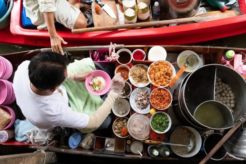 préparation de plats thaïs sur le bateau