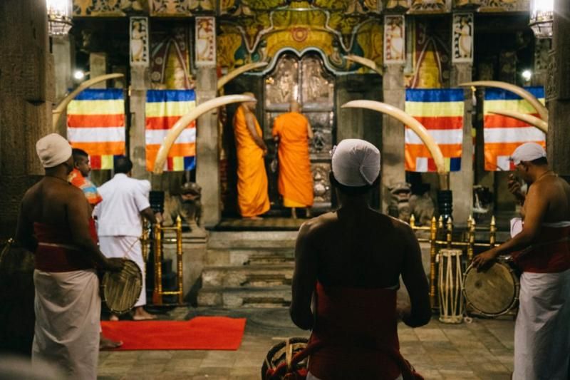 visiter le temple de la dent à kandy