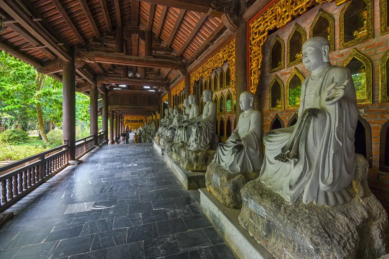 corridor du temple de Bái Đính avec 500 statues d’Arhats alignées