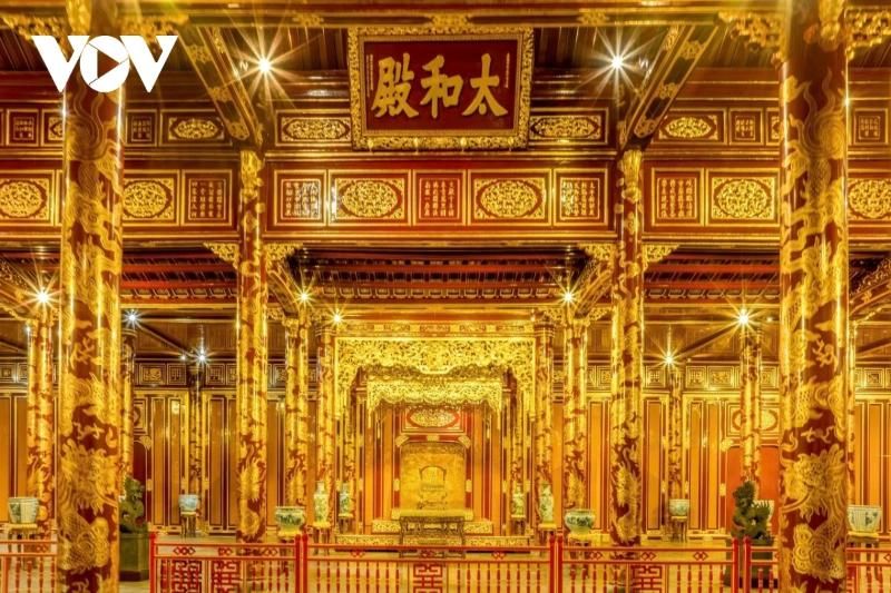 bảng gỗ đỏ khắc chữ-vov.vn