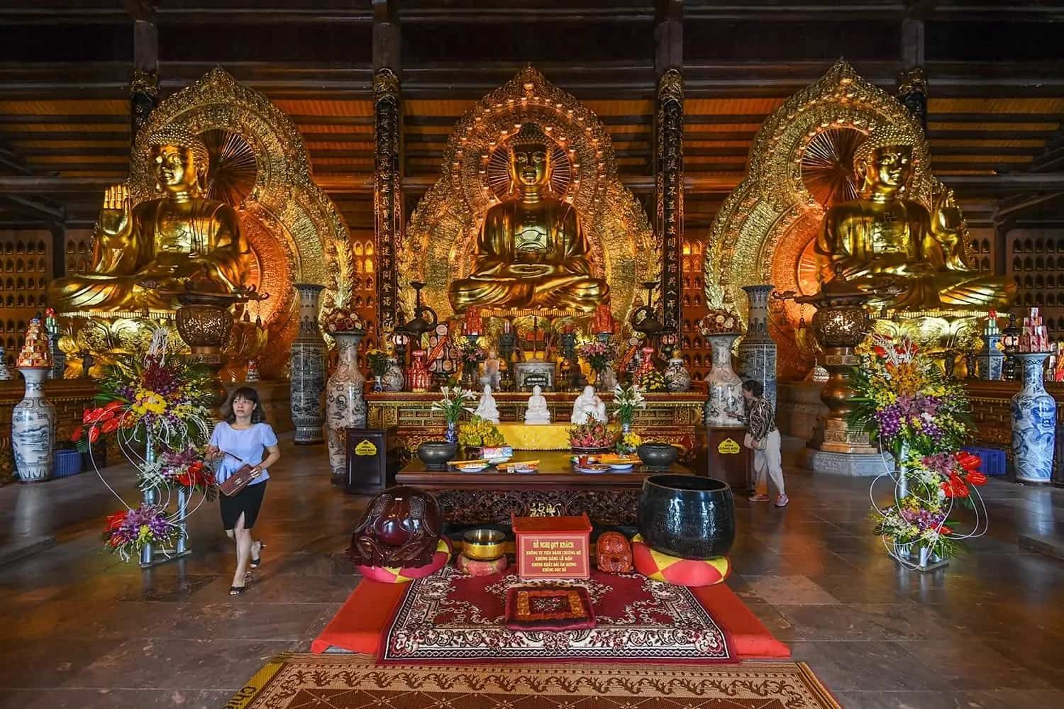 statues du passé, présent et futur dans un grand sanctuaire