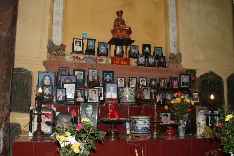 des autels secondaires dédiés aux morts