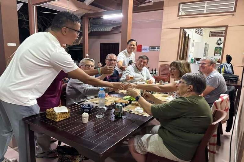 Dîner convivial avec les habitants locaux (Source : Gîte Nhà Vườn Năm Hiền Mekong )