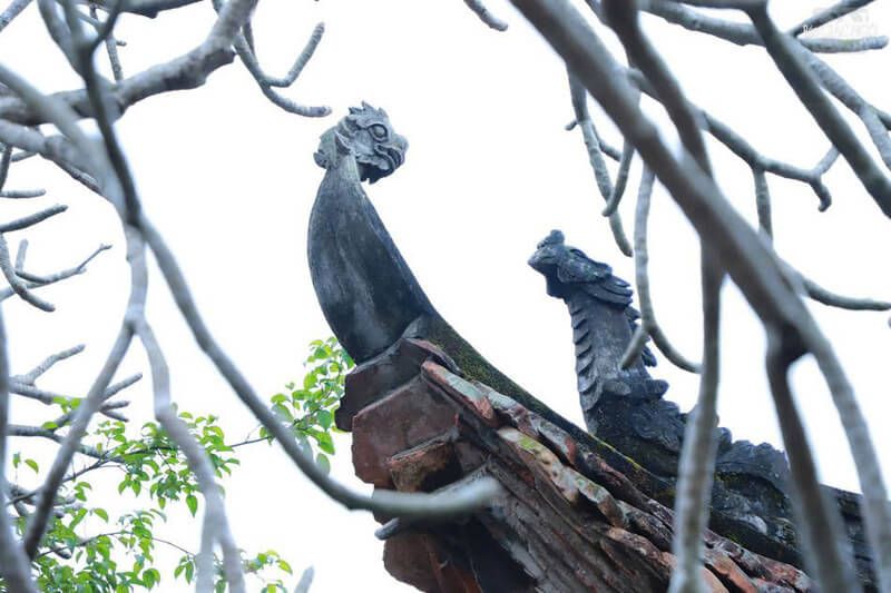 sculptures de dragon et de phénix sur un toit de pagode