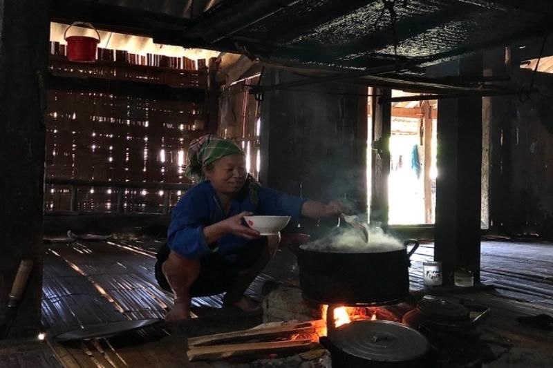 la cuisine dans la maison sur pilotis (source : namlyretreat)