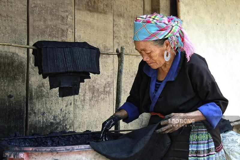 le tissu est plongé plusieurs fois (le journal de Lao Dong)